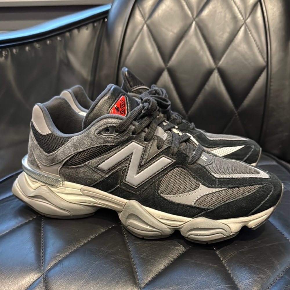 New Balance Men's 9.5 Gray and Black 9060